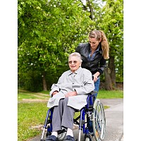 О пользе прогулок для пожилых людей